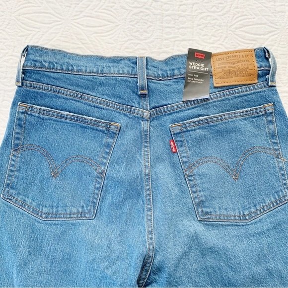 Levi's Premium Women's Wedgie Straight Fit Jeans, Jive Tone Medium Wash (30x26) - Picture 4 of 7